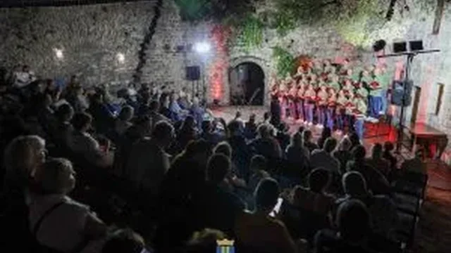 Nastup u Starom gradu — U ime crvene košulje